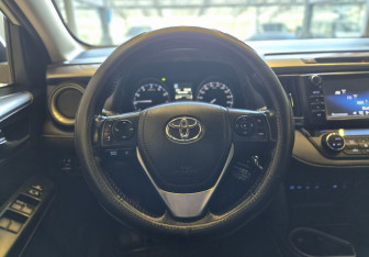 Подержанный автомобиль Toyota RAV4 2017 года (9 фото)