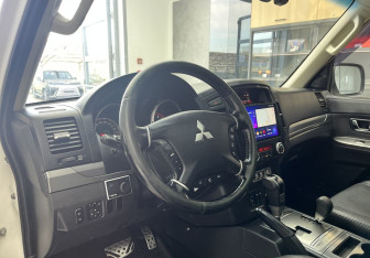 Подержанный автомобиль Mitsubishi Pajero 2014 года (7 фото)