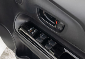 Подержанный автомобиль Toyota Aqua 2016 года (16 фото)