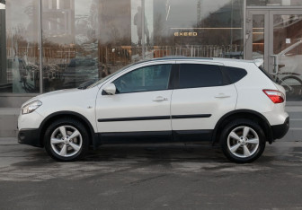 Подержанный автомобиль Nissan Qashqai 2013 года (8 фото)