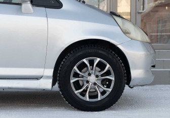 Подержанный автомобиль Honda Fit 2001 года (9 фото)