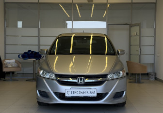 Подержанный автомобиль Honda Stream 2011 года (2 фото)