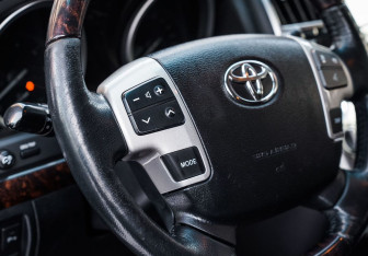 Подержанный автомобиль Toyota Land Cruiser Suv 2012 года (21 фото)