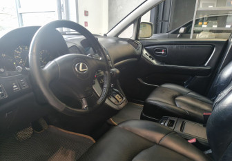 Подержанный автомобиль Lexus RX 2001 года (7 фото)