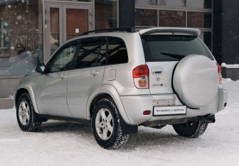 Подержанный автомобиль Toyota RAV4 2003 года (7 фото)