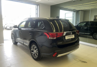 Подержанный автомобиль Mitsubishi Outlander 2017 года (6 фото)