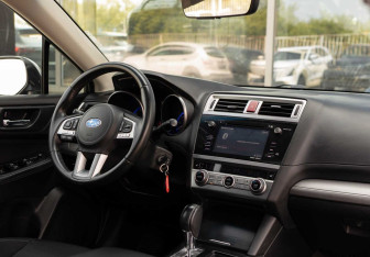 Подержанный автомобиль Subaru Legacy Sedan 2017 года (10 фото)