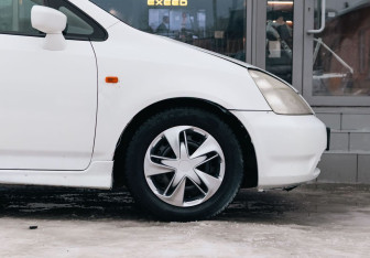 Подержанный автомобиль Honda Stream 2001 года (9 фото)