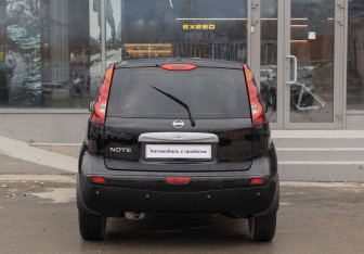 Подержанный автомобиль Nissan Note 2011 года (6 фото)