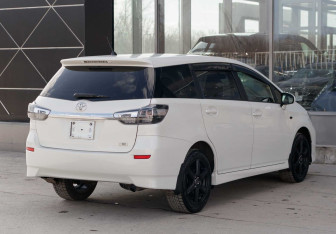 Подержанный автомобиль Toyota Wish Minivan 2012 года (5 фото)