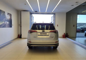 Подержанный автомобиль Toyota RAV4 2017 года (5 фото)