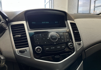 Подержанный автомобиль Chevrolet Cruze Sedan 2011 года (12 фото)