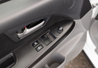 Подержанный автомобиль Suzuki SX4 Sedan 2013 года (16 фото)