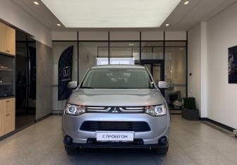 Подержанный автомобиль Mitsubishi Outlander 2013 года (3 фото)