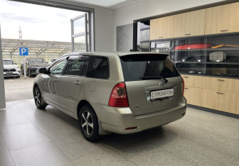 Подержанный автомобиль Toyota Corolla Wagon 2005 года (6 фото)