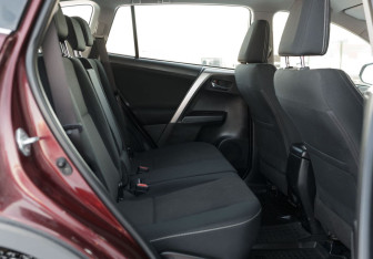 Подержанный автомобиль Toyota RAV4 2018 года (17 фото)