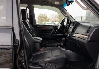 Подержанный автомобиль Mitsubishi Pajero 2006 года (21 фото)