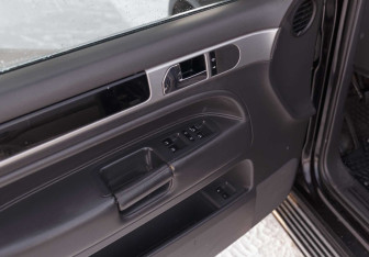 Подержанный автомобиль Volkswagen Touareg 2007 года (17 фото)