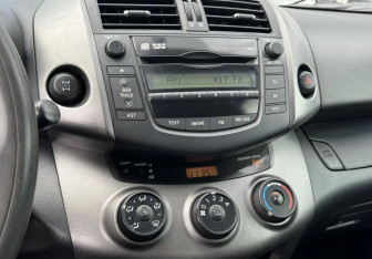 Подержанный автомобиль Toyota RAV4 2011 года (14 фото)
