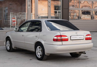 Подержанный автомобиль Toyota Corolla Sedan 2000 года (7 фото)