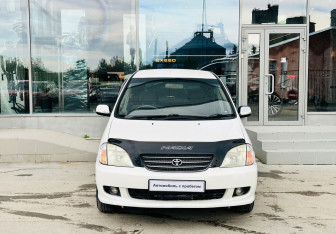 Подержанный автомобиль Toyota Nadia 2001 года (2 фото)
