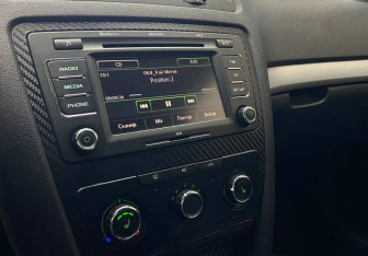 Подержанный автомобиль Skoda Octavia Liftback 2012 года (12 фото)