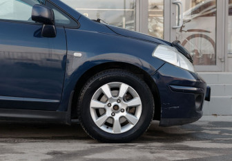 Подержанный автомобиль Nissan Tiida Hatchback 2008 года (9 фото)