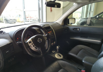Подержанный автомобиль Nissan X-Trail 2010 года (7 фото)