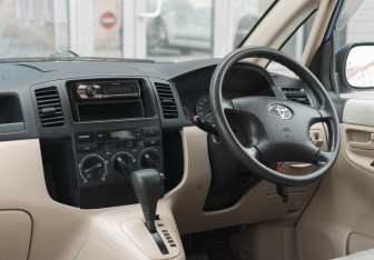 Подержанный автомобиль Toyota Corolla Spacio 2002 года (10 фото)