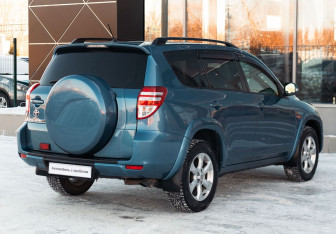 Подержанный автомобиль Toyota RAV4 2011 года (5 фото)