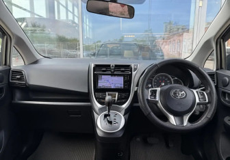 Подержанный автомобиль Toyota Ractis 2014 года (10 фото)