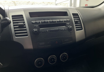 Подержанный автомобиль Mitsubishi Outlander 2008 года (11 фото)