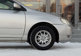 Подержанный автомобиль Toyota Corolla Sedan 2002 года (9 фото)