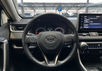 Подержанный автомобиль Toyota RAV4 2022 года (10 фото)
