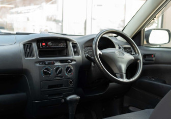 Подержанный автомобиль Toyota Probox 2009 года (10 фото)