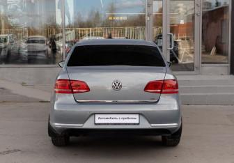 Подержанный автомобиль Volkswagen Passat Sedan 2012 года (6 фото)