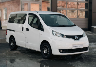 Подержанный автомобиль Nissan NV200 2014 года (3 фото)