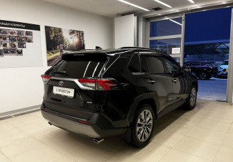 Подержанный автомобиль Toyota RAV4 2020 года (4 фото)