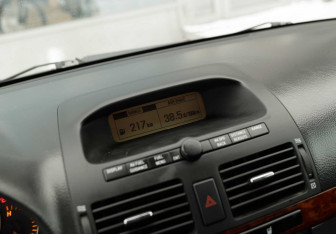 Подержанный автомобиль Toyota Avensis Sedan 2005 года (15 фото)