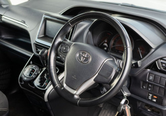 Подержанный автомобиль Toyota Esquire 2019 года (11 фото)