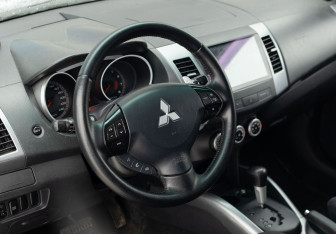 Подержанный автомобиль Mitsubishi Outlander 2007 года (11 фото)