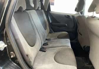 Подержанный автомобиль Honda Fit 2006 года (10 фото)