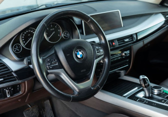Подержанный автомобиль BMW X5 2017 года (15 фото)