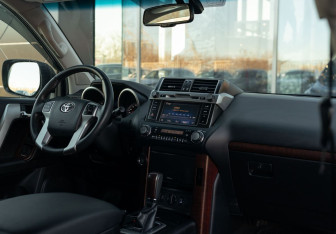 Подержанный автомобиль Toyota Land Cruiser Prado 2017 года (10 фото)