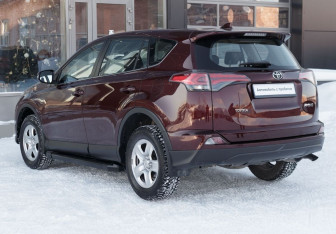 Подержанный автомобиль Toyota RAV4 2018 года (7 фото)