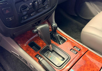 Подержанный автомобиль Toyota Land Cruiser Suv 2000 года (9 фото)