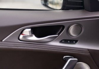 Подержанный автомобиль Kia Stinger 2018 года (21 фото)