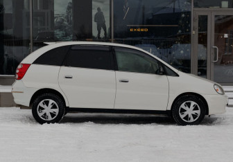 Подержанный автомобиль Toyota Nadia 2000 года (4 фото)