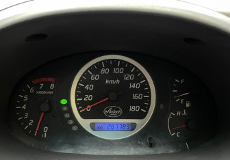 Подержанный автомобиль Nissan Tino 1999 года (10 фото)