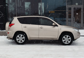 Подержанный автомобиль Toyota RAV4 2007 года (4 фото)
